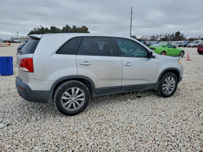 Photo 3 from auction – 2011 KIA SORENTO EX with VIN 5XYKU4A29BG027862