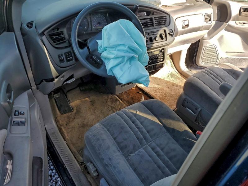 Photo 8 from auction – 2002 TOYOTA SIENNA LE with VIN 4T3ZF13C82U499209