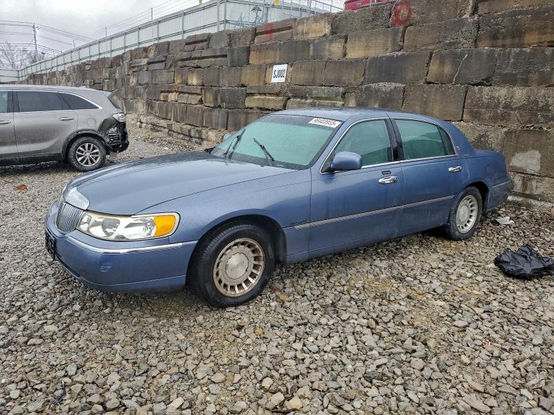LINCOLN TOWN CAR E 2000 with VIN 1LNHM81W8YY785286 - Photo from auction