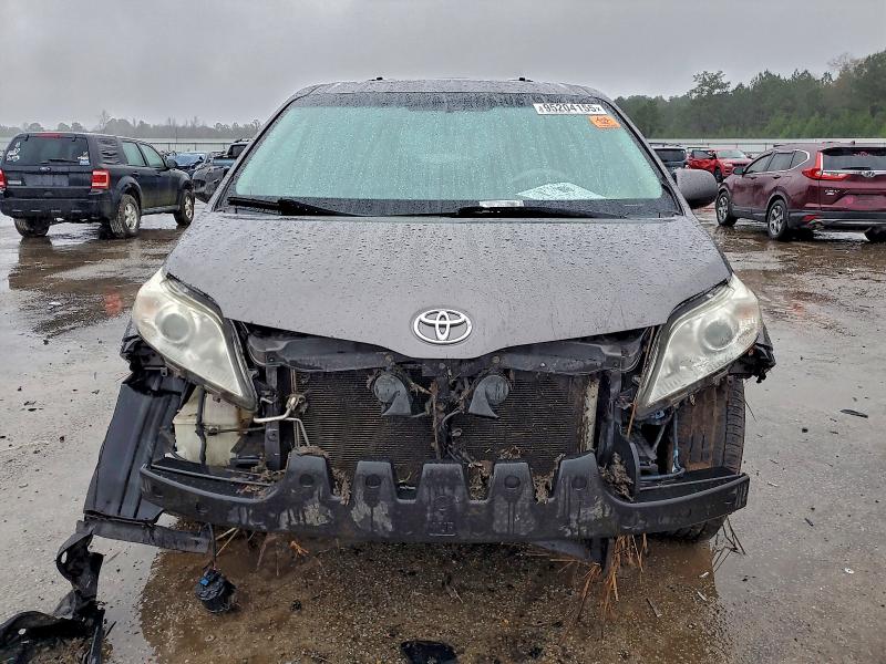 Photo 5 from auction – 2012 TOYOTA SIENNA XLE with VIN 5TDYK3DC4CS201159