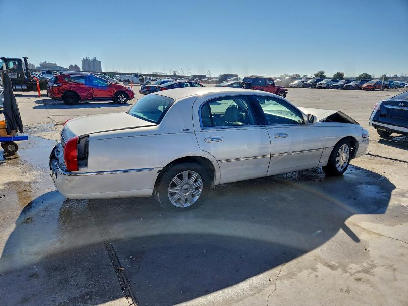 Photo 3 from auction – 2003 LINCOLN TOWN CAR C with VIN 1LNHM83W43Y642244