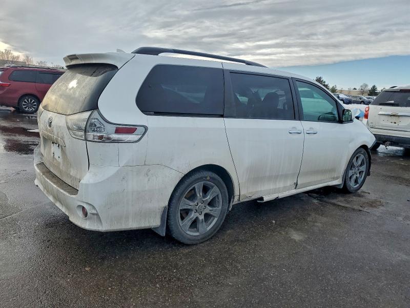 Photo 3 from auction – 2018 TOYOTA SIENNA SE with VIN 5TDXZ3DC4JS952735
