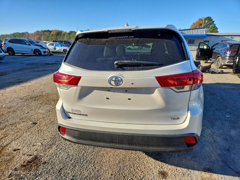 Photo 6 from auction – 2019 TOYOTA HIGHLANDER with VIN 5TDKZRFH3KS350934