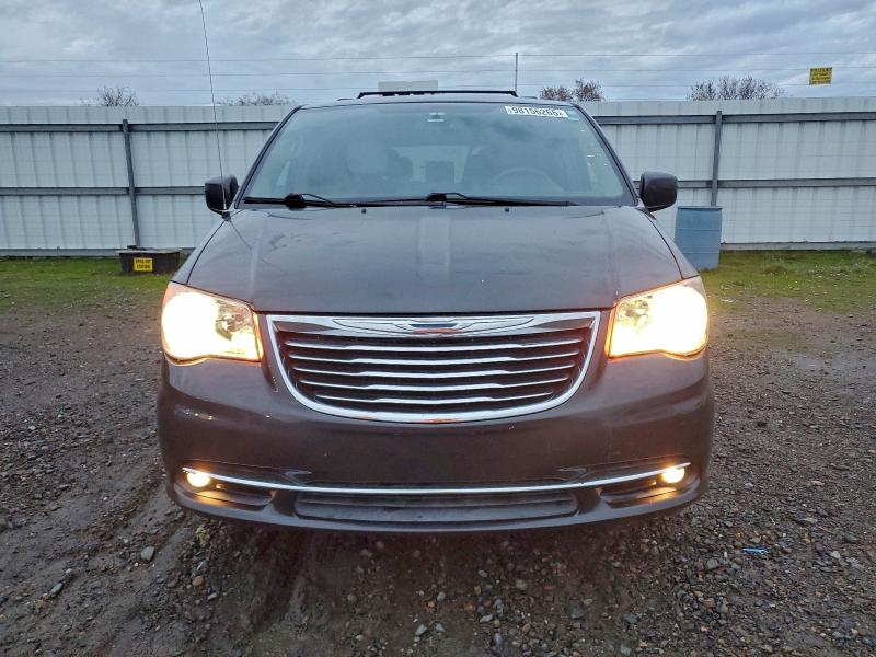 Photo 5 from auction – 2016 CHRYSLER TOWN & COU with VIN 2C4RC1BG9GR231946
