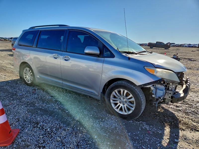 Photo 4 from auction – 2013 TOYOTA SIENNA XLE with VIN 5TDYK3DC6DS307551
