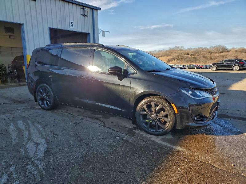 Photo 4 from auction – 2018 CHRYSLER PACIFICA L with VIN 2C4RC1GG9JR260007