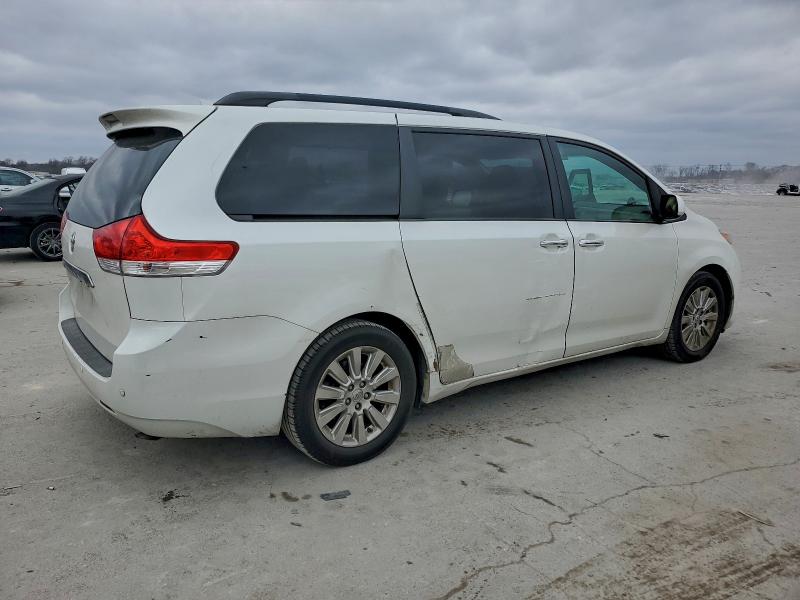 Photo 3 from auction – 2011 TOYOTA SIENNA XLE with VIN 5TDYK3DC8BS069750
