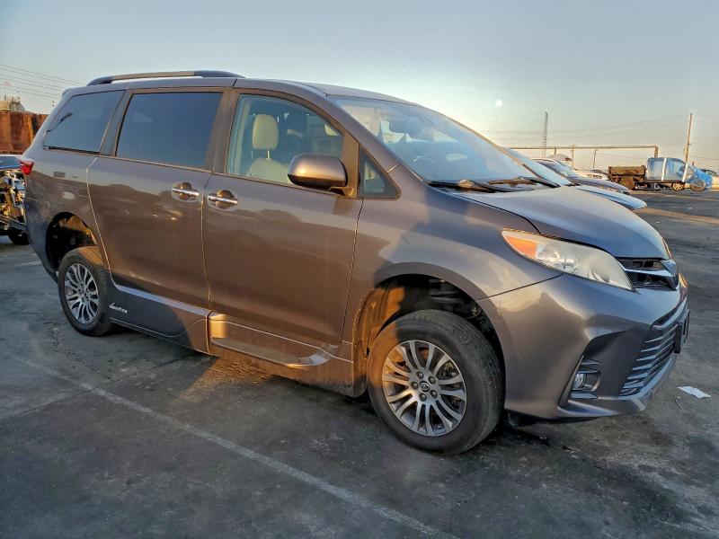 Photo 4 from auction – 2019 TOYOTA SIENNA with VIN 5TDYZ3DC4KS017088