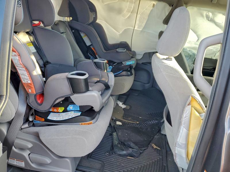 Photo 11 from auction – 2018 TOYOTA SIENNA LE with VIN 5TDKZ3DCXJS947484