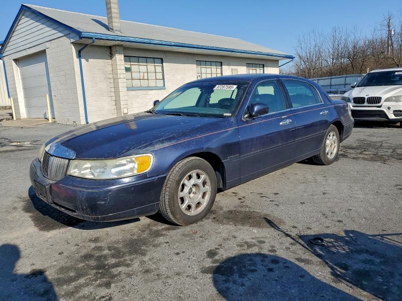 LINCOLN TOWN CAR S 2002 with VIN 1LNHM82W82Y671262 - Photo from auction