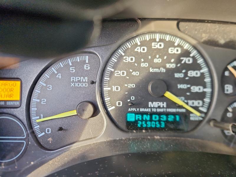 Photo 9 from auction – 2001 CHEVROLET SUBURBAN with VIN 3GNFK16TX1G197839