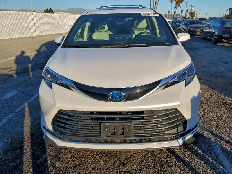 Photo 5 from auction – 2025 TOYOTA SIENNA LIM with VIN 5TDESKFC3SS170771
