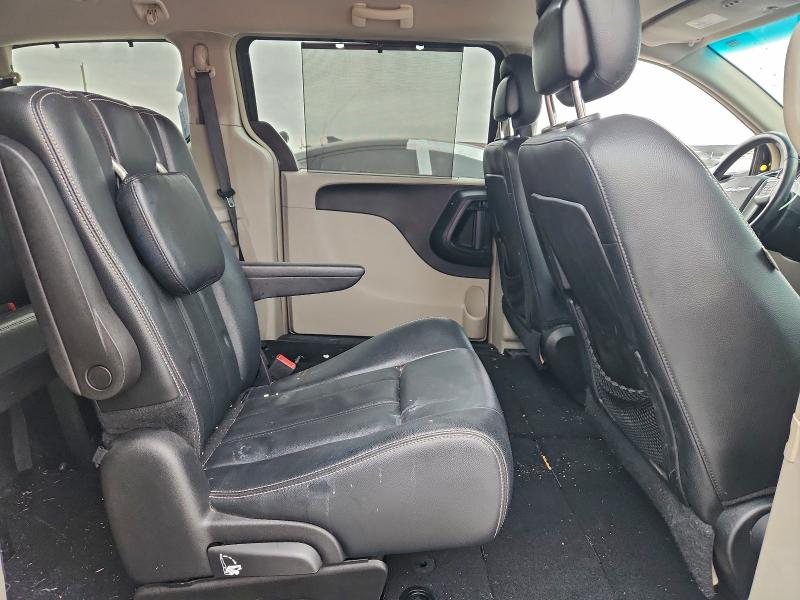 Photo 11 from auction – 2015 CHRYSLER TOWN & COU with VIN 2C4RC1BG3FR742809