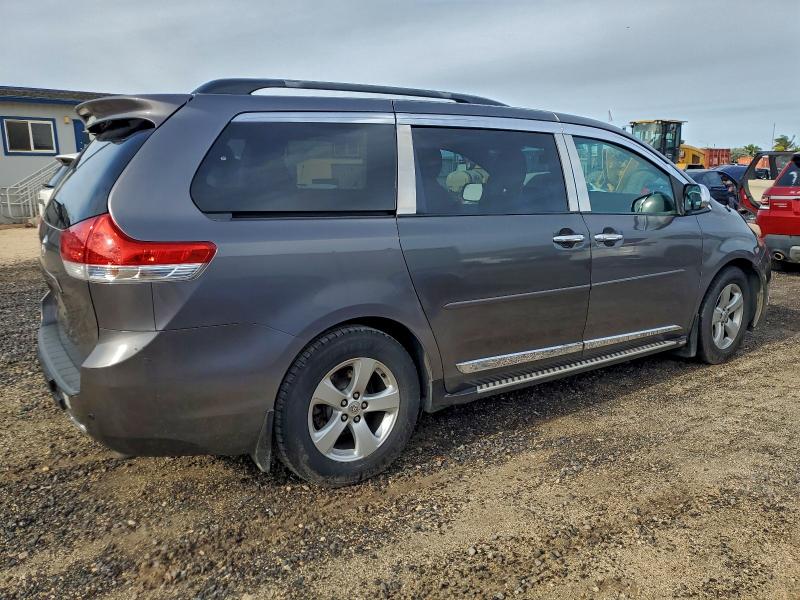 Photo 3 from auction – 2013 TOYOTA SIENNA XLE with VIN 5TDYK3DC7DS296544