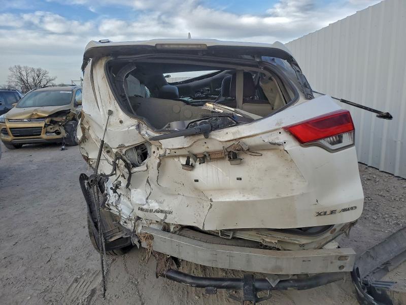 Photo 6 from auction – 2017 TOYOTA HIGHLANDER with VIN 5TDJZRFH9HS415547