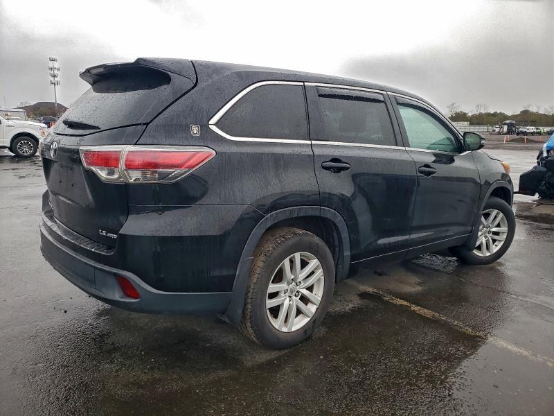 Photo 3 from auction – 2015 TOYOTA HIGHLANDER with VIN 5TDBKRFH9FS093093