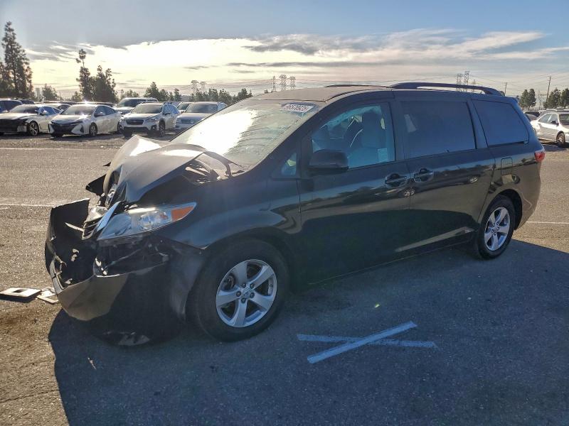 TOYOTA SIENNA LE 2017 with VIN 5TDKZ3DC7HS821772 - Photo from auction