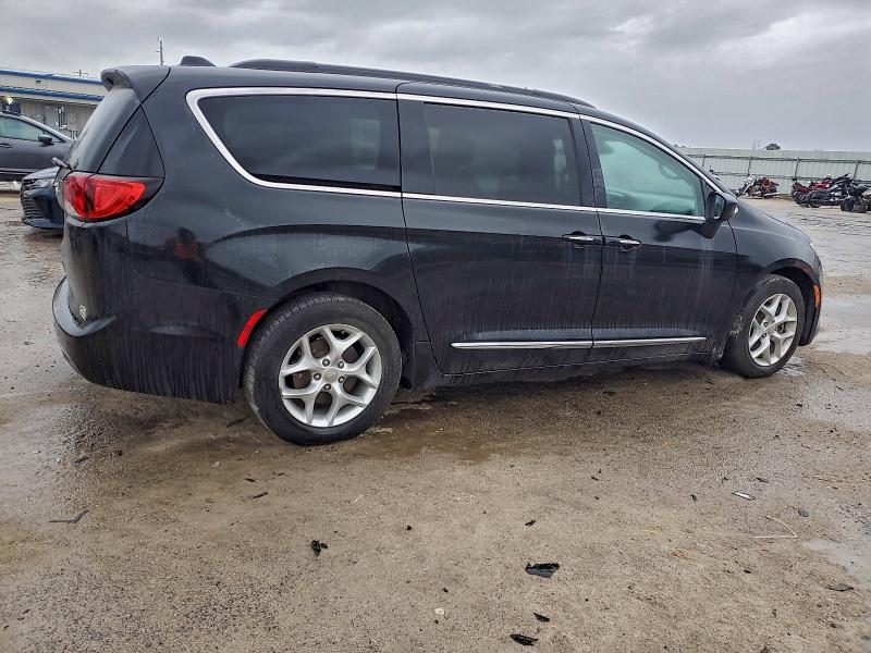 Photo 3 from auction – 2017 CHRYSLER PACIFICA T with VIN 2C4RC1BG7HR759390