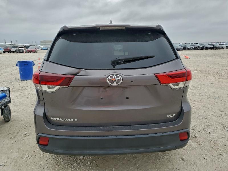 Photo 6 from auction – 2019 TOYOTA HIGHLANDER with VIN 5TDKZRFH6KS370451