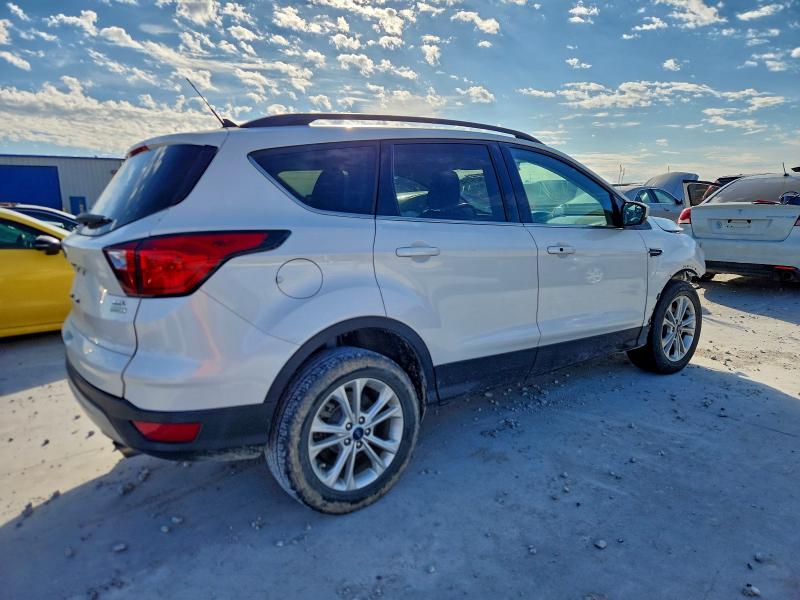 Photo 3 from auction – 2019 FORD ESCAPE SEL with VIN 1FMCU0HD7KUB57850