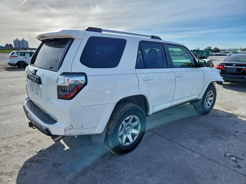 Photo 3 from auction – 2014 TOYOTA 4RUNNER SR with VIN JTEBU5JR0E5157881