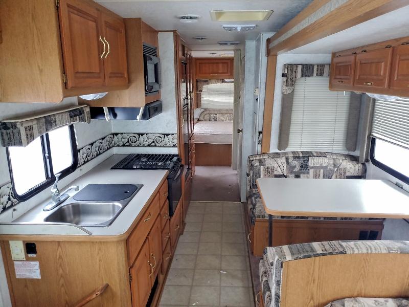 Photo 6 from auction – 2002 FORD MOTORHOME with VIN 1FCMF53S820A03757