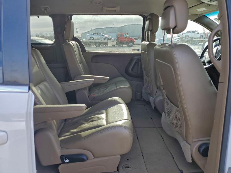 Photo 11 from auction – 2015 CHRYSLER TOWN & COU with VIN 2C4RC1BG3FR554498