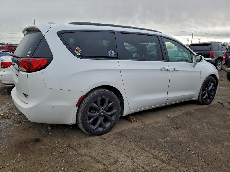 Photo 3 from auction – 2018 CHRYSLER PACIFICA with VIN 2C4RC1GG2JR174490