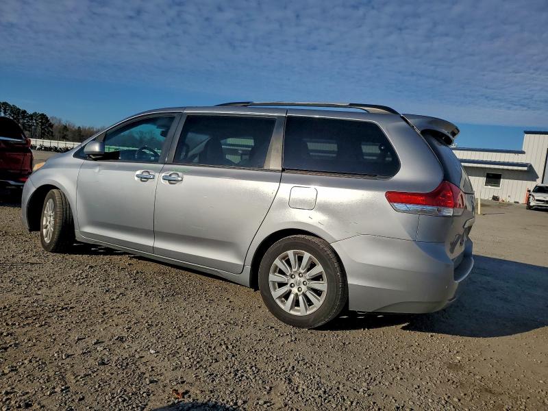 Photo 2 from auction – 2011 TOYOTA SIENNA XLE with VIN 5TDYK3DC3BS022268