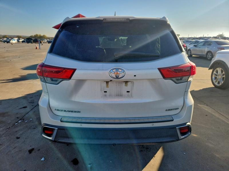 Photo 6 from auction – 2018 TOYOTA HIGHLANDER with VIN 5TDYZRFH2JS239297