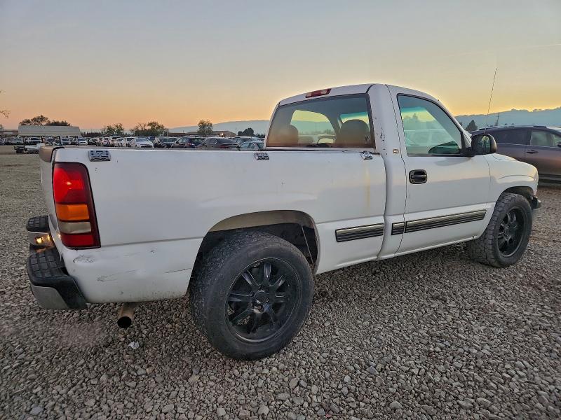 Photo 3 from auction – 2000 CHEVROLET SILVERADO with VIN 1GCEC14V0YZ148679