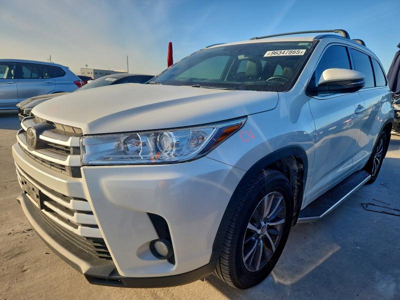 TOYOTA HIGHLANDER 2018 with VIN 5TDKZRFH9JS526738 - Photo from auction