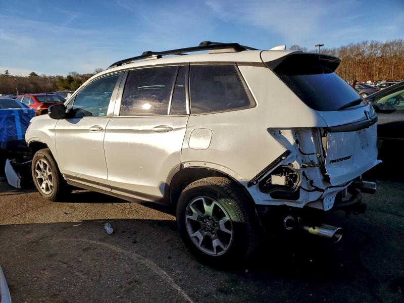 Photo 2 from auction – 2022 HONDA PASSPORT T with VIN 5FNYF8H60NB004552