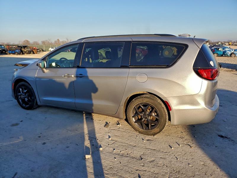Photo 2 from auction – 2018 CHRYSLER PACIFICA with VIN 2C4RC1BG0JR228036