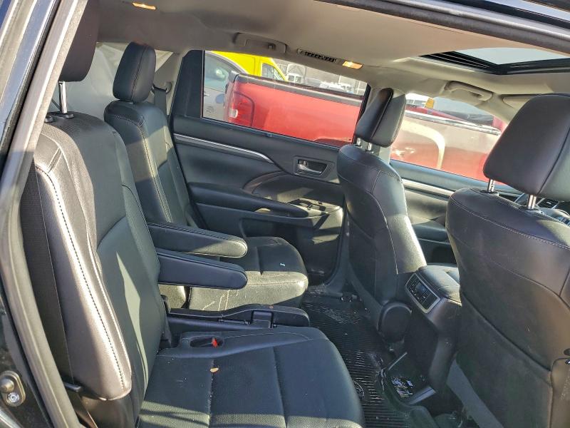Photo 11 from auction – 2018 TOYOTA HIGHLANDER with VIN 5TDDZRFH9JS824179