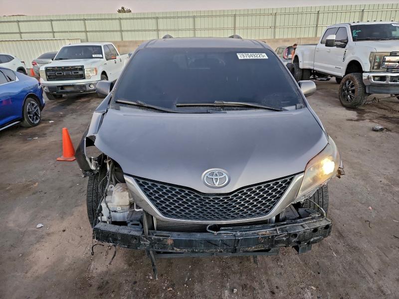 Photo 5 from auction – 2017 TOYOTA SIENNA SE with VIN 5TDXZ3DC8HS846282