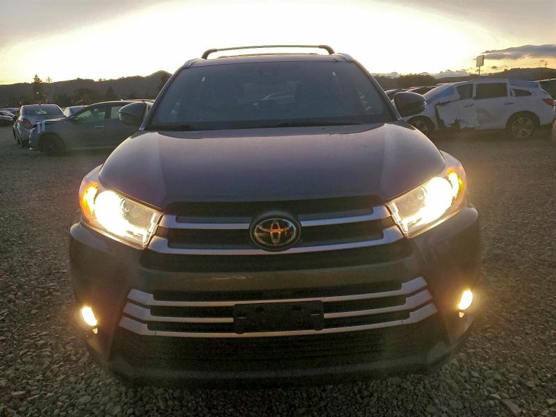 Photo 5 from auction – 2017 TOYOTA HIGHLANDER with VIN 5TDJZRFHXHS433880