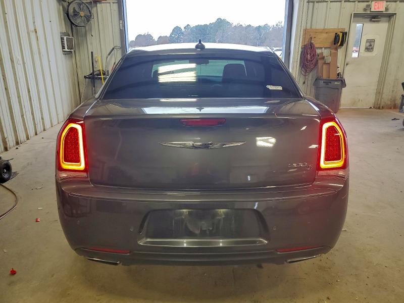 Photo 6 from auction – 2018 CHRYSLER 300 S with VIN 2C3CCABG4JH137285