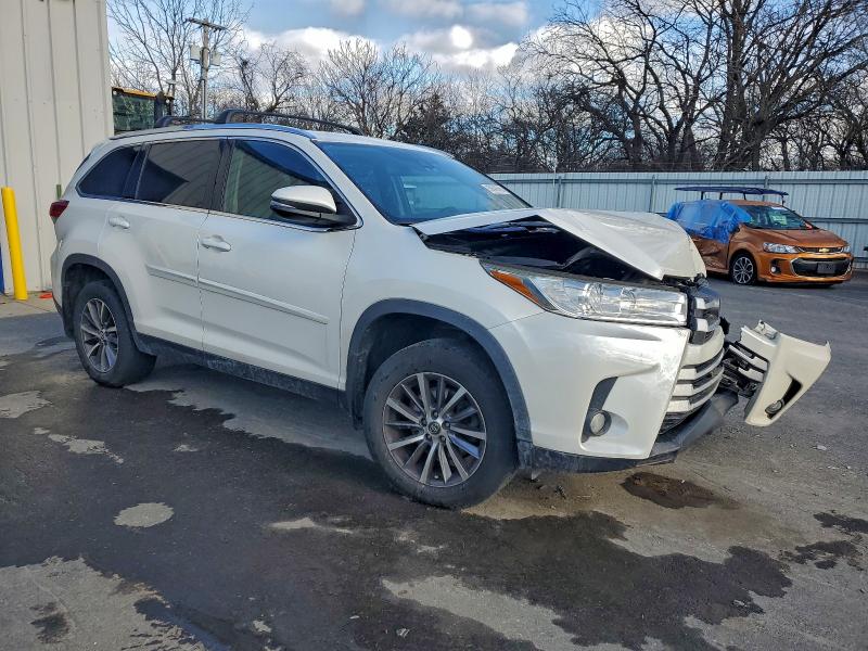 Photo 4 from auction – 2019 TOYOTA HIGHLANDER with VIN 5TDJZRFH5KS601013