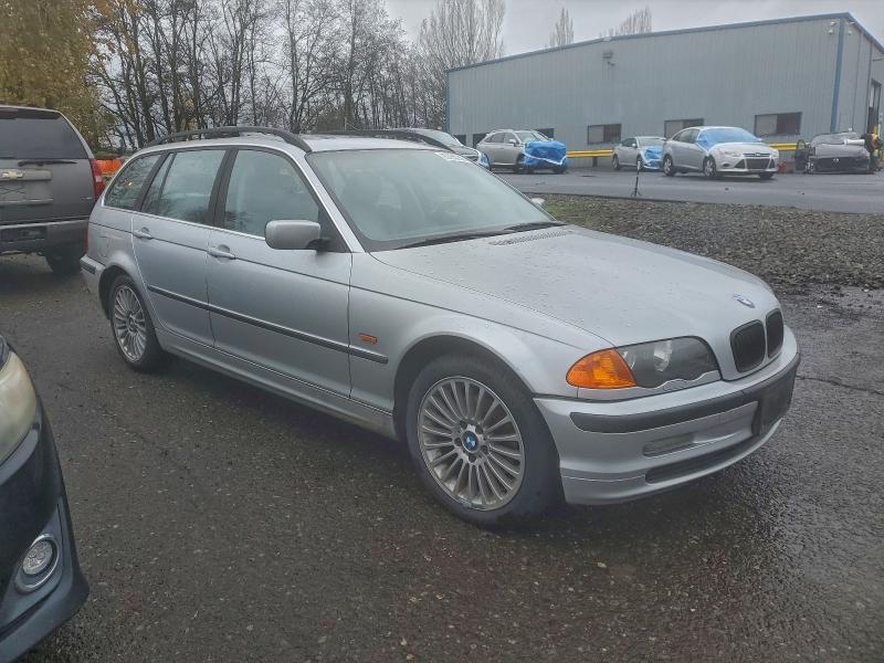 Photo 4 from auction – 2001 BMW 325 IT with VIN WBAAW33401ET41385