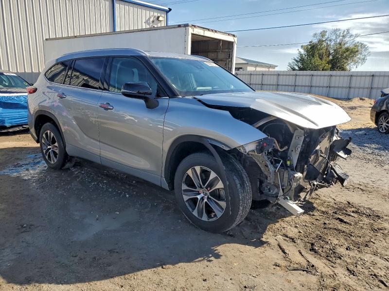 Photo 4 from auction – 2022 TOYOTA HIGHLANDER with VIN 5TDGZRAH3NS093792