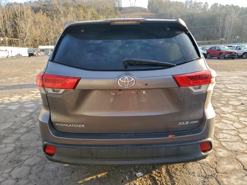 Photo 6 from auction – 2018 TOYOTA HIGHLANDER with VIN 5TDJZRFH9JS550937