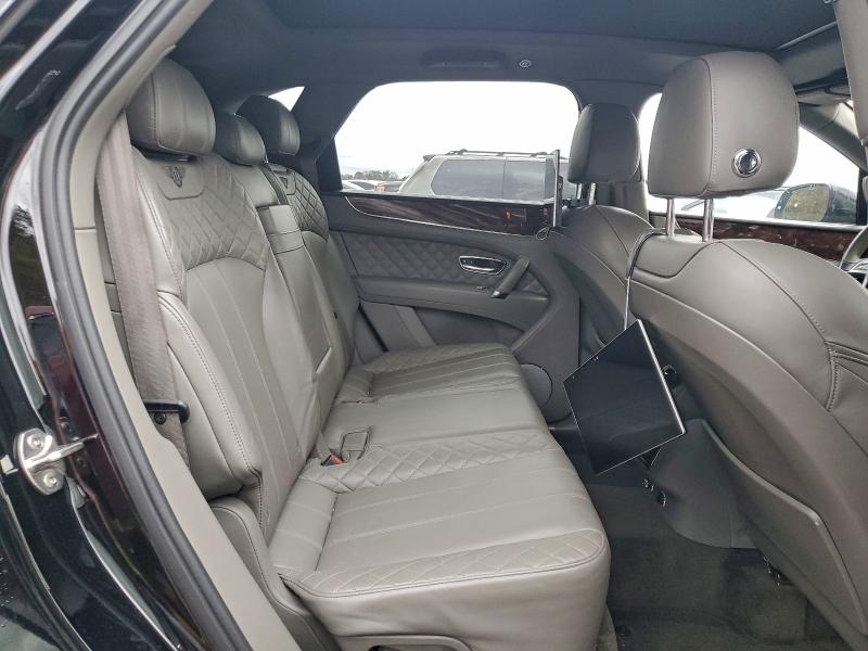 Photo 10 from auction – 2017 BENTLEY BENTAYGA with VIN SJAAC2ZV7HC013149