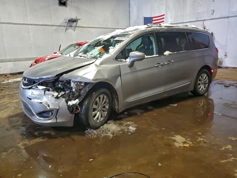 CHRYSLER PACIFICA 2017 with VIN 2C4RC1BG9HR564567 - Photo from auction