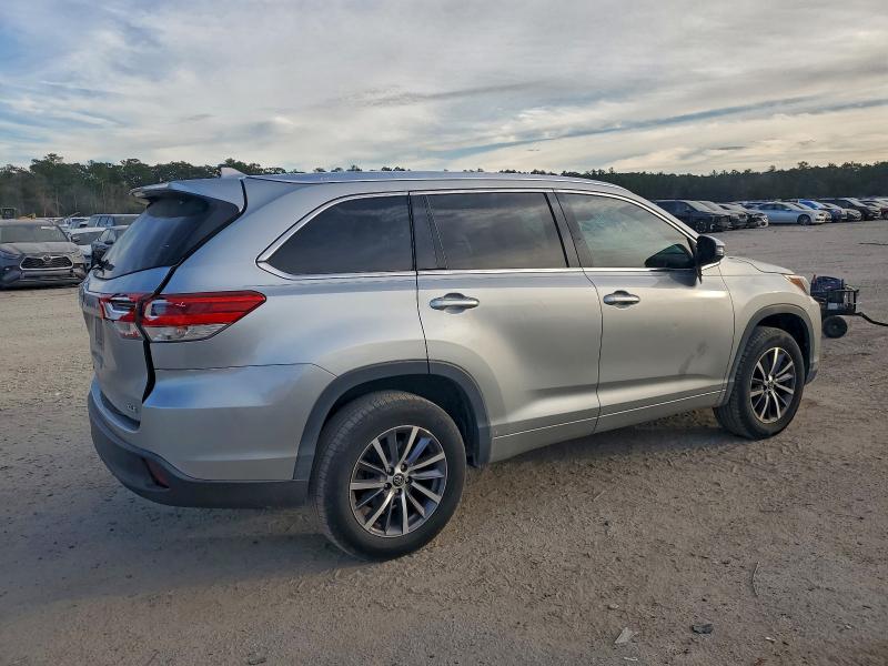Photo 3 from auction – 2017 TOYOTA HIGHLANDER with VIN 5TDKZRFH4HS516628
