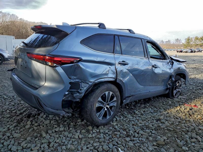 Photo 3 from auction – 2022 TOYOTA HIGHLANDER with VIN 5TDHZRBH5NS247387