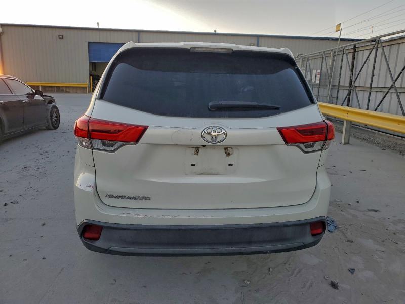 Photo 6 from auction – 2018 TOYOTA HIGHLANDER with VIN 5TDZARFH6JS040300