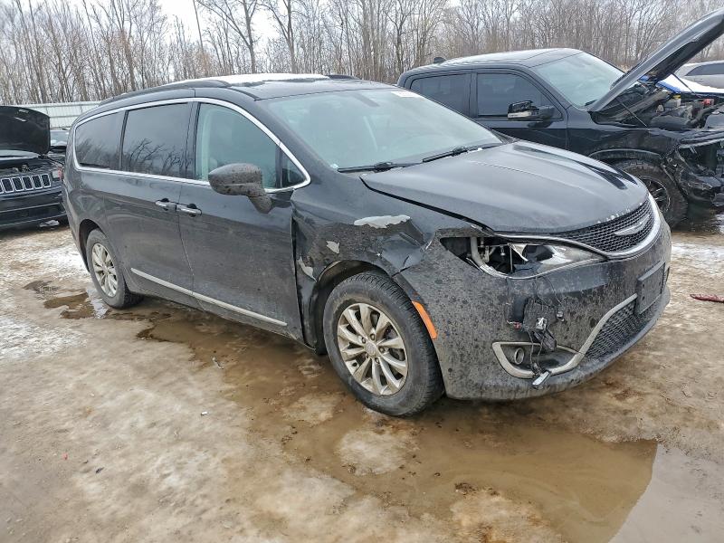 Photo 4 from auction – 2017 CHRYSLER PACIFICA T with VIN 2C4RC1BG7HR565832