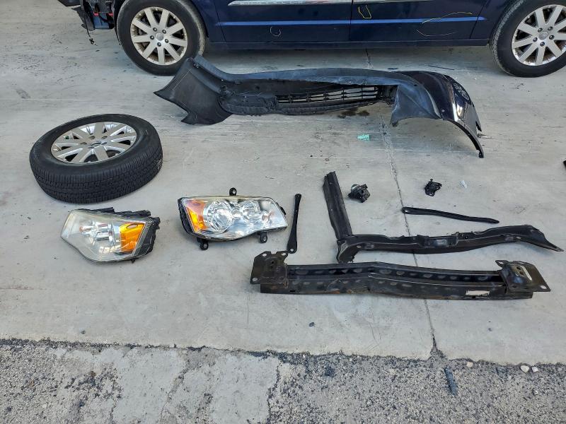 Photo 13 from auction – 2016 CHRYSLER TOWN & COU with VIN 2C4RC1BG3GR111706