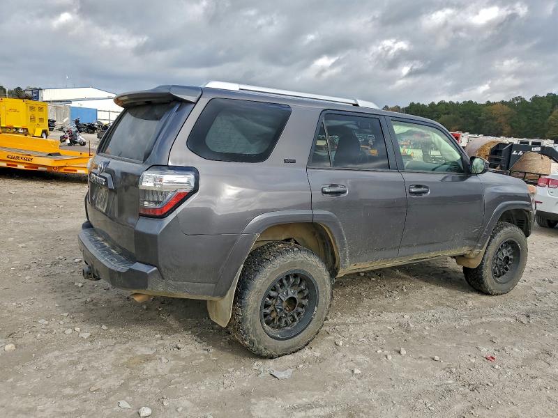Photo 3 from auction – 2014 TOYOTA 4RUNNER SR with VIN JTEBU5JR3E5175923
